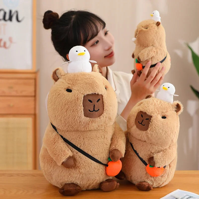 Juguete de peluche capibara con mochila y sombrero